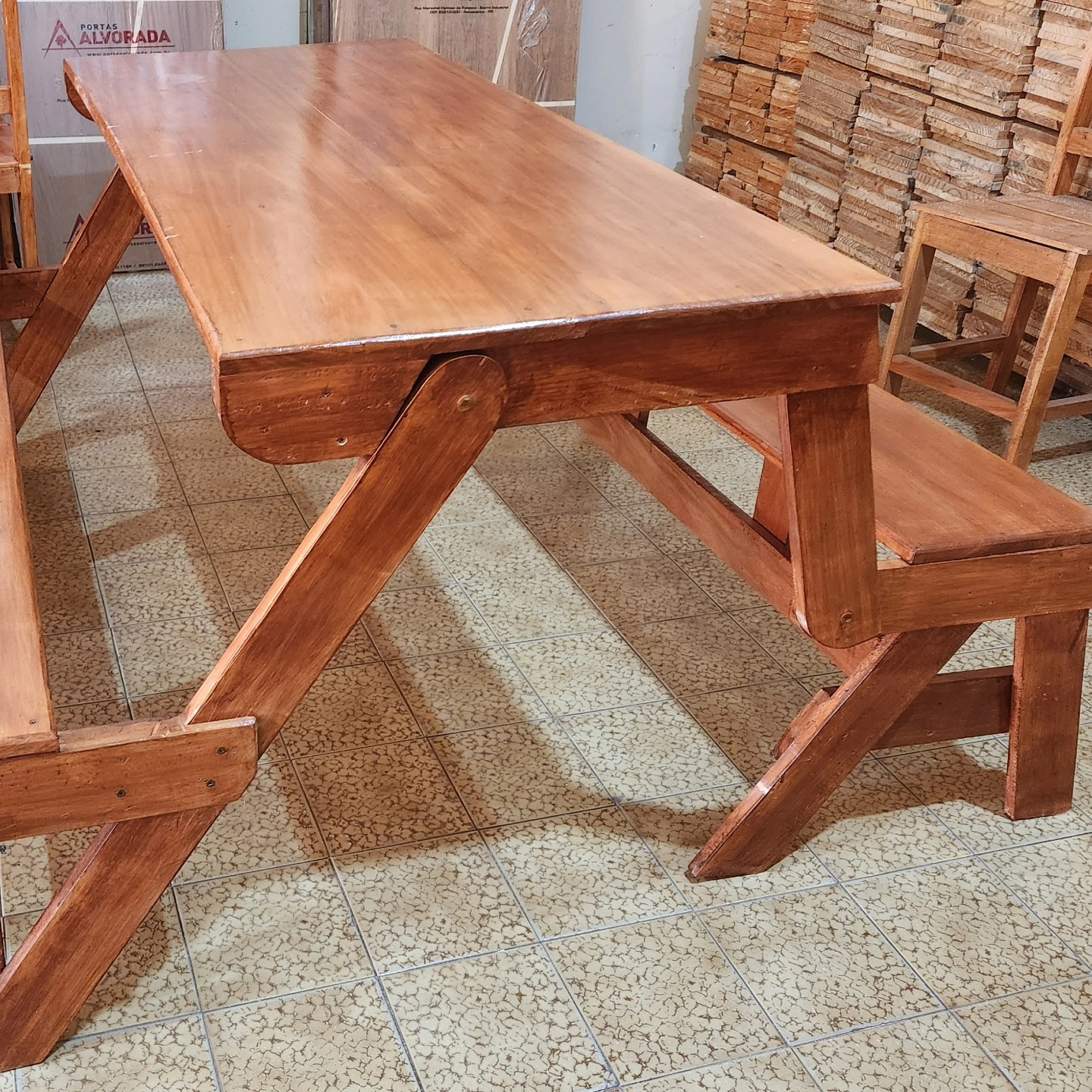 Mesa e bancos de madeira na madeireira